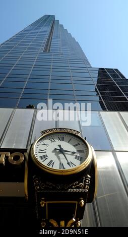 Trump Tower situé au 721-725 Fifth Avenue conçu par les architectes Der Scutt of Poor, Swanke, Hayden & Connell, cette résidence d'appartement de grand standing mixte de 202 mètres avec gratte-ciel pour le président Donald Trump, l'horloge de style ancien montre l'heure de 3:22 PM, Banque D'Images