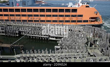 USA, New York, Staten Island Ferry amarré au terminal Saint George de Staten Island, au milieu des murs de piliers traités par pression pour le protéger de la haute mer Banque D'Images