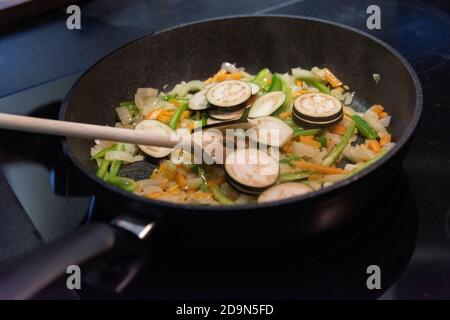 La récolte des aubergines et leur cuisine végétarienne: Une alimentation saine et durable de votre propre jardin. Préparation d'une sauce végétale à l'aubergine. Banque D'Images