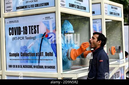 New Delhi, Inde. 6 novembre 2020. Un agent de santé recueille un écouvillon d'un homme lors d'un test COVID-19 à New Delhi, en Inde, le 6 novembre 2020. Selon les dernières données publiées par le ministère fédéral de la Santé, le nombre de cas enregistrés par le COVID-19 en Inde a atteint 8,411,724 vendredi, alors que 47,638 nouveaux cas ont été enregistrés dans tout le pays au cours des 24 dernières heures. Credit: Partha Sarkar/Xinhua/Alamy Live News Banque D'Images