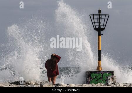 6 novembre 2020: 6 novembre 2020 (Malaga) tempête de vent et de vagues dans la zone de la plage de Sacaba à côté de la promenade Maritimo del Oeste à Malaga crédit: Lorenzo Carnero/ZUMA Wire/Alay Live News Banque D'Images