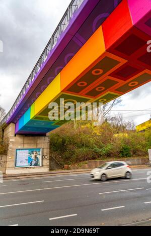 Le pont Rainbow ou le pont Lego 2.0, au-dessus de Dahler Strasse, B7, ponts conçus par des artistes undersids, faisant partie de la Nordbahntrasse, une ancienne voie ferrée l Banque D'Images