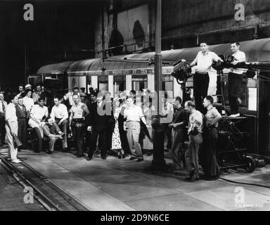 DIRECTEUR DE LA PHOTOGRAPHIE RUDOLPH MATE (ASSIS) WALTER HUSTON RUTH CHATTERTON WILLIAM WYLER Et l'équipe de tournage sur le plateau a fait le vou pendant le tournage de DODSWORTH 1936 réalisateur WILLIAM WYLER roman Sinclair Lewis scénario Sidney Howard The Samuel Goldwyn Company / United Artists Banque D'Images