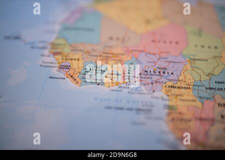 Les pays africains au-dessus du golfe de Guinée sur un haut en couleur Carte de l'Afrique de l'Ouest Banque D'Images