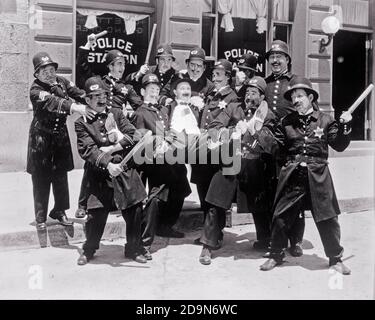 1910S 1912-1917 KEYSTONE COPS ET BEN TURPIN MACK SENNETT HOLLYWOOD SLAPSTICK COMÉDIE SILENT FILM STILL - H9864 NAW001 HARS PROTECT COMPÉTENCES INTERPRÈTE ET CARRIÈRES EXCITATION COMIQUE ENTERTAINER KEYSTONE OCCUPATIONS UNIFORMES BEN ACTEURS COMÉDIE FILM SILENCIEUX SLAPSTICK FILM PHOTO OFFICIERS POLICIERS LA PUBLICITÉ ENCORE COPS ARTISTES INCOMPÉTENTS FICTION MACK FILM ENCORE DES ARTISTES BADGES DE FILM SILENCIEUX BEN TURPIN NOIR ET BLANC CAUCASIEN ETHNICITÉ MACK SENNET À L'ANCIENNE Banque D'Images