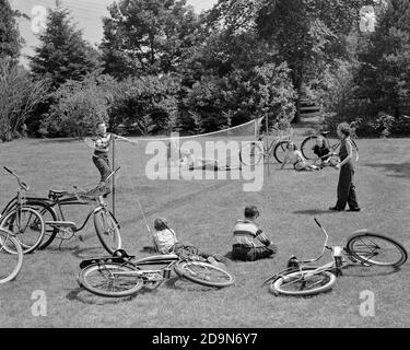 GROUPE D'ADOLESCENTS DES ANNÉES 50 COUCHÉ DANS L'HERBE AVEC UN GARÇON DE VÉLOS FILLE JOUANT AU BADMINTON - J4960 HAR001 HARS SAIN AMI NET CONCOURS DE BADMINTON COTON ATHLÈTE STYLE DE VIE FEMMES VÉLO RURAL SANTÉ COPIE ESPACE AMITIÉ PLEINE LONGUEUR DEMI-LONGUEUR PHYSIQUE FITNESS PERSONNES INSPIRATION MÂLES ADOLESCENT FILLE ADOLESCENT GARÇON VÉLOS ATHLÉTIQUES TRANSPORT EN DENIM VÉLOS B&W EN ÉTÉ ACTIVITÉ 8 BIEN-ÊTRE PHYSIQUE GRAND ANGLE AVENTURE DÉTENTE FORCE EXCITATION LOISIRS CONNEXION RAQUETTES FLEXIBILITÉ SYMPA MUSCLES SHUTTLECOCK JEANS BLEU ADOLESCENTS COOPÉRATION HUIT JEUNES INFORMELS DE CROISSANCE AVANT L'ADOLESCENCE Banque D'Images