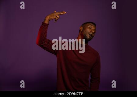 Jeune homme noir montrant tirer moi-même le langage corporel. Prise de vue moyenne. Arrière-plan isolé. Banque D'Images