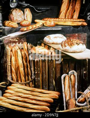 PAINS DES ANNÉES 1970 BAGUETTES CROUSTILLANTES FRENCH ITALIAN RUSTIQUE DE VARIÉTÉS DE PAINS RONDS DE DIFFÉRENTS PRODUITS DE BOULANGERIE APPÉTISSANTS EXPOSÉS - KF14321 PHT001 HARS À L'ANCIENNE Banque D'Images