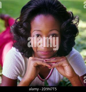 PORTRAIT DES ANNÉES 1970 FEMME AFRO-AMÉRICAINE SOURIANTE REGARDANT L'APPAREIL PHOTO CHIN AU REPOS SUR LES MAINS PLIÉES SOURIRE AMUSANT EXPRESSION FACIALE - KG7578 HAR001 HARS CHIN EXPRESSIONS DE CONFIANCE REPOS OEIL CONTACT TÊTE BONHEUR ET LES ÉPAULES DES AFRO-AMÉRICAINS JOYEUX ONT AMUSÉ LA FIERTÉ AFRICAINE-AMÉRICAINE DE L'ETHNIE NOIRE SUR LES SOURIRES JOYEUSE COOPÉRATION ÉLÉGANTE MOYENNE-ADULTE FEMME MI-ADULTE TAQUINERIE HAR001 OLD FASHIONED AFRO-AMÉRICAINS Banque D'Images