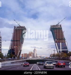 Puerta de Europa, deux gratte-ciel en pente à Madrid, Plaza de Castilla. Connu sous le nom de Torres KIO, Espagne, Europe Banque D'Images