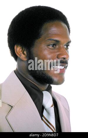 PORTRAIT DES ANNÉES 1970 HOMME D'AFFAIRES AFRO-AMÉRICAIN AVEC BARBE ET MOUSTACHE EN COSTUME CHEMISE SOMBRE ET CRAVATE SOURIANT - KP2559 MER001 HARS STUDIO SHOT SANTÉ COPIE ESPACE PERSONNES INSPIRATION HOMMES PROFESSION CONFIANCE EXPRESSIONS COMBINAISON DE MOUSTACHE DE LIBERTÉ ET DE CRAVATE PROFESSION BONHEUR TÊTE ET ÉPAULES LES STYLES GAIS MOUSTACHES AFRO-AMÉRICAINS AFRO-AMÉRICAINS ET CARRIÈRES NOIR ETHNICITÉ BEAU FIERTÉ OPPORTUNITÉ LES MÉTIERS DE LA BARBE SOURIENT LES GRANDS LAPELS ÉLÉGANTS ET JOYEUX MODE JEUNE HOMME ADULTE ANCIEN AFRO-AMÉRICAINS À L'ANCIENNE Banque D'Images