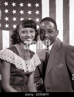 ANNÉES 1940 ANNÉES 1950 SOURIRE COUPLE AFRO-AMÉRICAIN PORTRAIT REGARDANT L'APPAREIL PHOTO DEVANT LE DRAPEAU DES ÉTATS-UNIS - N695 HAR001 HARS NOSTALGIE VIEILLE MODE 1 COMMUNICATION DE STYLE FACIAL JEUNES DRAPEAUX ADULTES TRAVAIL D'ÉQUIPE HEUREUX JOIE STYLE DE VIE SATISFACTION FEMMES MARIÉE STUDIO SHOT CONJOINT MARIS SAINTETÉ ÉTATS-UNIS COPIE ESPACE AMITIÉ DEMI-LONGUEUR DAMES PERSONNES INSPIRATION ÉTATS-UNIS D'AMÉRIQUE PETIT AMI HOMMES CONFIANCE EXPRESSIONS B&W. PARTENAIRE AMÉRIQUE DU NORD OEIL CONTACT LIBERTÉ PETITE AMIE BUTS AMÉRIQUE DU NORD COSTUME ET CRAVATE RÊVES BONHEUR JOYEUSE VICTOIRE AFRO-AMÉRICAINE LEADERSHIP AFRO-AMÉRICAIN Banque D'Images