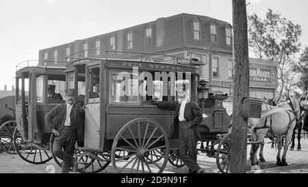 1910S DEUX HOMMES PILOTES REGARDANT L'APPAREIL PHOTO ET LE CHEVAL DESSINÉ VOITURES ATTENDANT LES PASSAGERS À LA GARE EMPORIA KANSAS USA - Q45712 CPC001 TRAVAUX HARS TRANSPORT ETATS-UNIS ESPACE DE COPIE PERSONNES PLEINE LONGUEUR ÉTATS-UNIS D'AMÉRIQUE HOMMES KANSAS ROUES TRANSPORT B&W AMÉRIQUE DU NORD COMPÉTENCES PROFESSIONNELLES EN AMÉRIQUE DU NORD COMPÉTENCES MAMMIFÈRES CLIENT LE SERVICE AUTOMOBILE EMPLOIS DE MAIN-D'ŒUVRE EMPLOIS ATTIRÉS WAGONS EMPLOYÉ EMPORIA BUS MAMMIFÈRES ADULTE MOYEN-ADULTE LES TAXIS D'HOMME MOYEN-ADULTE TRANSITENT EN NOIR ET BLANC L'ORIGINE ETHNIQUE CAUCASIENNE LABOURANT LES VÉHICULES AUTOMOBILES À L'ANCIENNE Banque D'Images