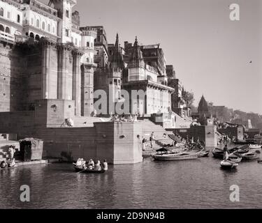 DANS LES ANNÉES 1950, GHATS DESCEND VERS LES RIVES DU SAINT RIVIÈRE GANGES BENARES INDE - R15483 RGE001 HARS HINDOUISME VARANASI SOUS-CONTINENT NOIR ET BLANC À L'ANCIENNE Banque D'Images