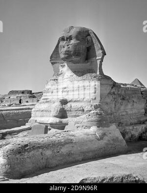 ANNÉES 1960 LE GRAND SPHINX DE GIZA EN DEHORS DU CAIRE EGYPTE STATUE DE CALCAIRE CONSTRUITE VERS 2500 AV. J.-C. PAR PHARAON KAFRE - R17478 RGE001 HARS PHARAON PAR DU SILENCE MYTHIQUE SCULPTÉ COIFFE CONCEPTUELLE TÊTE HUMAINE ÉLÉGANTE CORPS DU LION MONOLITHE 2500 BC CONSTRUIT AUTOUR CRÉATURE CALCAIRE CRÉATURE MYTHIQUE ROYAUME D'AFRIQUE DU NORD BCE NOIR ET BLANC MONUMENTAL À L'ANCIENNE Banque D'Images