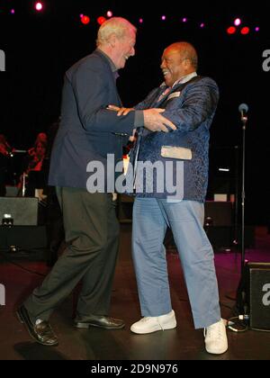 Quincy Jones reçoit le Prix de réalisation du temps de vie de Michael Caine aux BBC Jazz Awards en 2006 Banque D'Images