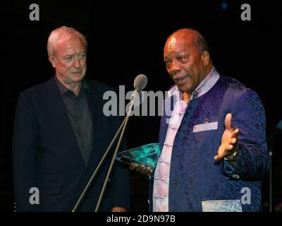 Quincy Jones reçoit le Prix de réalisation du temps de vie de Michael Caine aux BBC Jazz Awards en 2006 Banque D'Images