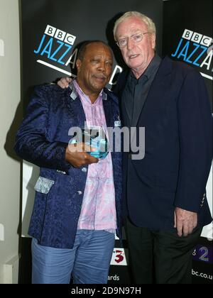 Quincy Jones reçoit le Prix de réalisation du temps de vie de Michael Caine aux BBC Jazz Awards en 2006 Banque D'Images