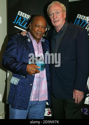 Quincy Jones reçoit le Prix de réalisation du temps de vie de Michael Caine aux BBC Jazz Awards en 2006 Banque D'Images