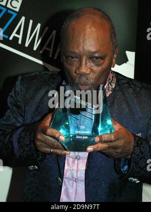 Quincy Jones reçoit le Prix de réalisation du temps de vie de Michael Caine aux BBC Jazz Awards en 2006 Banque D'Images