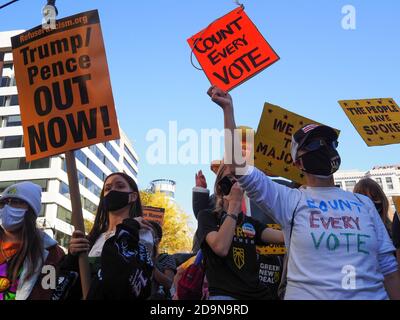 Washington, District de Columbia, États-Unis. 6 novembre 2020. Tout en attendant les résultats finaux de l'élection présidentielle de 2020, des marches se sont emprestées dans les rues de DC pour exiger le décompte de chaque vote. Crédit : Sue Dorfman/ZUMA Wire/Alay Live News Banque D'Images