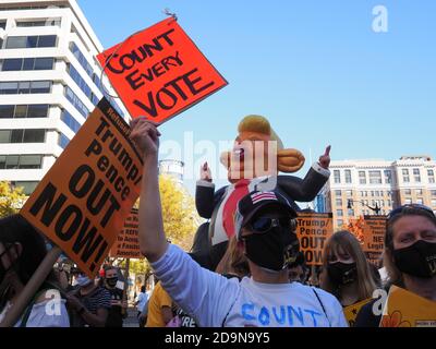 Washington, District de Columbia, États-Unis. 6 novembre 2020. Tout en attendant les résultats finaux de l'élection présidentielle de 2020, des marches se sont emprestées dans les rues de DC pour exiger le décompte de chaque vote. Crédit : Sue Dorfman/ZUMA Wire/Alay Live News Banque D'Images