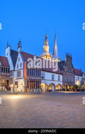 Place du marché avec hôtel de ville et église Saint-Nicolai à Lemgo, forêt de Teutoburg, Rhénanie-du-Nord-Westphalie, Allemagne centrale, Allemagne, Europe Banque D'Images