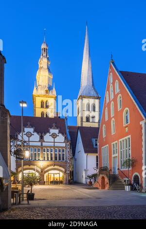 Hôtel de ville avec église Saint-Nicolai dans la vieille ville de Lemgo, forêt de Teutoburg, Rhénanie-du-Nord-Westphalie, Allemagne centrale, Allemagne, Europe Banque D'Images