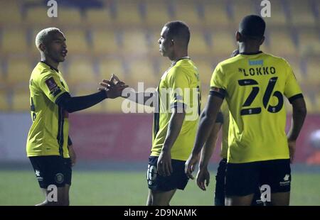 Aaron Martin (au centre) de Harrogate Town célèbre le quatrième but du match de sa partie lors du premier tour de la coupe FA au stade Envirovent, à Harrogate. Banque D'Images