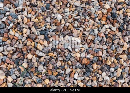Rochers et galets de différentes couleurs sur une plage. Diverses couleurs et textures Banque D'Images