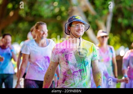 MACKAY, QUEENSLAND, AUSTRALIE - JUIN 2019 : un homme non identifié, flatté de promenades en poudre colorées dans Color Frenzy Fun Run Banque D'Images