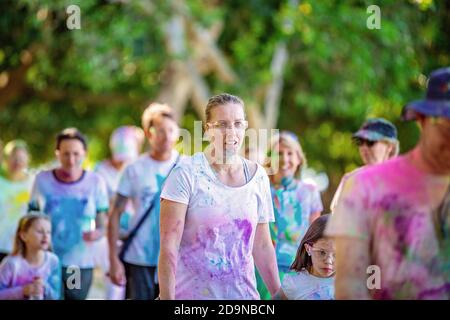 MACKAY, QUEENSLAND, AUSTRALIE - JUIN 2019 : une femme non identifiée éclabourée de poudre colorée après Color Frenzy Fun Run Banque D'Images