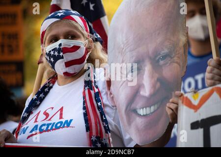 Un manifestant tient une coupure du visage du candidat Joe Biden lors d'une manifestation post-électorale organisée par DC fermé et d'autres groupes d'activistes pour exiger un décompte complet et équitable des voix à Washington, DC, le 6 novembre 2020, dans le contexte de la pandémie du coronavirus. Alors que l'ancien vice-président Joe Biden détient une avance importante mais non confirmée dans le collège électoral quelques jours après l'élection, les manifestants de tout le pays se sont rassemblés pour manifester contre le président Donald Trump alors que les cas confirmés de COVID-19 ont augmenté dans tout le pays. (Graeme Sloan/Sipa USA) Banque D'Images