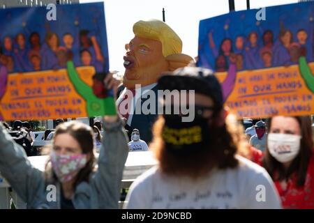 Des manifestants sont à l'affiche devant un blimp gonflable géant qui dépeint le président Trump comme un rat, lors d'une manifestation post-électorale organisée par Shut Down DC et d'autres groupes d'activistes pour exiger un décompte complet et équitable des voix à Washington, DC, le 6 novembre 2020, dans le contexte de la pandémie du coronavirus. Alors que l'ancien vice-président Joe Biden détient une avance importante mais non confirmée dans le collège électoral quelques jours après l'élection, les manifestants de tout le pays se sont rassemblés pour manifester contre le président Donald Trump alors que les cas confirmés de COVID-19 ont augmenté dans tout le pays. (Graeme Sloan/Sipa USA) Banque D'Images