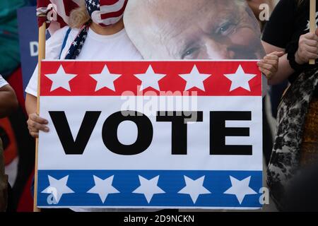 Un manifestant tient une coupure du visage du candidat Joe Biden et un signe de vote lors d'une manifestation post-électorale organisée par Shute Down DC et d'autres groupes activistes pour exiger un décompte complet et équitable des voix à Washington, DC, le 6 novembre 2020, dans le contexte de la pandémie du coronavirus. Alors que l'ancien vice-président Joe Biden détient une avance importante mais non confirmée dans le collège électoral quelques jours après l'élection, les manifestants de tout le pays se sont rassemblés pour manifester contre le président Donald Trump alors que les cas confirmés de COVID-19 ont augmenté dans tout le pays. (Graeme Sloan/Sipa USA) Banque D'Images