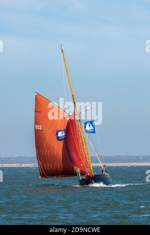 la découpeuse pilote jolie brise en bateau entrant dans le port de cowes sur l'île de wight. Banque D'Images