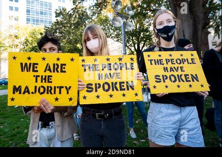 Washington, DC, États-Unis. 6 novembre 2020. 6 novembre 2020 - Washington, DC, États-Unis: Des femmes portant des panneaux indiquant ''nous sommes la majorité'' et ''le peuple a parlé'' lors d'un rassemblement préconisant que les votes soient comptés. Crédit : Michael Brochstein/ZUMA Wire/Alay Live News Banque D'Images