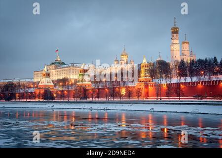 = illuminé Kremlin de Moscou en hiver matin = magnifique ensemble architectural du Kremlin de Moscou, le fief de la capitale de la Russie, illumin Banque D'Images