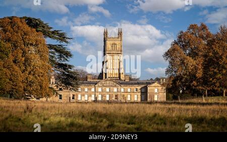 Vue vers Bathhurst Estate Country House et l'église Saint-Jean-Baptiste à Cirencester, Gloucestershire, Royaume-Uni, le 4 novembre 2020 Banque D'Images