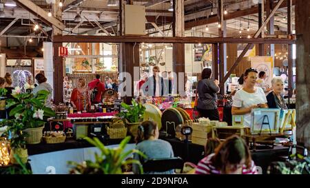 MacKay, Queensland, Australie - 12 juillet 2019 : marchés intérieurs au crépuscule dans un ancien bâtiment rétro au bord de l'eau Banque D'Images