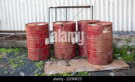 MacKay, Queensland, Australie - 12 juillet 2019 : de vieux fûts de carburant abandonnés sont jetés et laissés à la rouille - déchets toxiques Banque D'Images