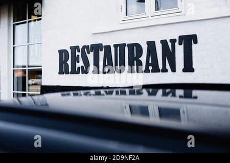 Le lettrage du restaurant sur la façade de la maison Banque D'Images