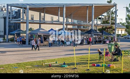 MacKay, Queensland, Australie - 12 juillet 2019 : les gens qui parcourent des stands sur les marchés extérieurs avec des enfants jouant au premier plan Banque D'Images