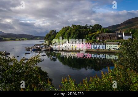 Paysage urbain de Portree le matin avec un ciel nuageux, île de Skye, Écosse, Royaume-Uni Banque D'Images