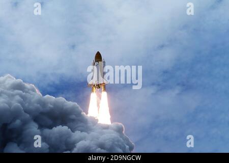 Le lancement de la navette spatiale sur fond de ciel et de fumée. Éléments de cette image fournis par la NASA Banque D'Images
