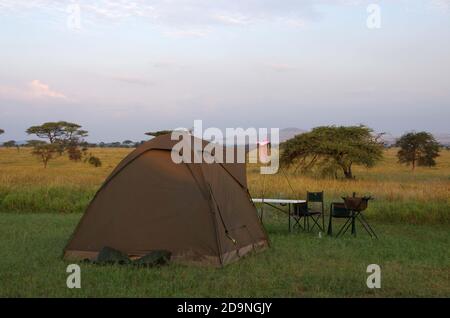 Camp dans le parc Serengeti en Tanzanie Banque D'Images