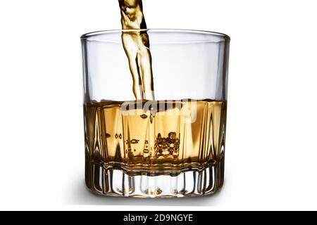 Gros plan d'un whisky versé dans un verre un arrière-plan blanc isolé Banque D'Images