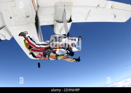 Saut en tandem de parachutisme à partir de l'avion dans le ciel bleu Banque D'Images