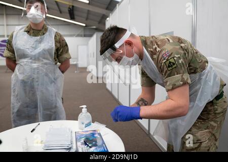 Liverpool, Grande-Bretagne. 6 novembre 2020. Des membres des troupes de l'armée britannique préparent leur équipement dans un centre d'essais COVID-19 à Liverpool, en Grande-Bretagne, le 6 novembre 2020. Des centaines de résidents ont été mis en file d'attente pour le premier test de masse de la COVID-19 en Grande-Bretagne, qui a débuté ici vendredi. 23,287 autres personnes en Grande-Bretagne ont été testées positives pour le COVID-19, portant le nombre total de cas de coronavirus dans le pays à 1,146,484, selon les chiffres officiels publiés vendredi. Credit: Jon Super/Xinhua/Alay Live News Banque D'Images