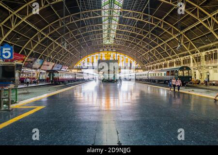 BANGKOK, THAÏLANDE - MARS 24 : gare centrale de Bangkok (gare de Hua Lamphong) et MRT satation avec vue sur la zone Bangkok le 24 MARS 20 Banque D'Images